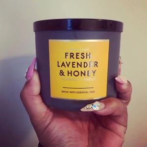 BATH AND BODY WORKS CANDLE - LOOKING TO PURCHASE